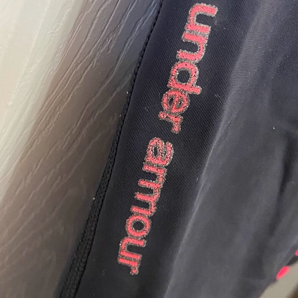 Under Armour HeatGear Black Capri Workout Pants/Leggings w/ Hot Pink Stripes (M) - Picture 5 of 6